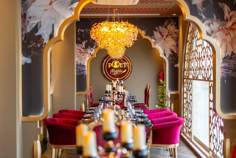 The Service, moment 03 of an evening at Poet Mughlai