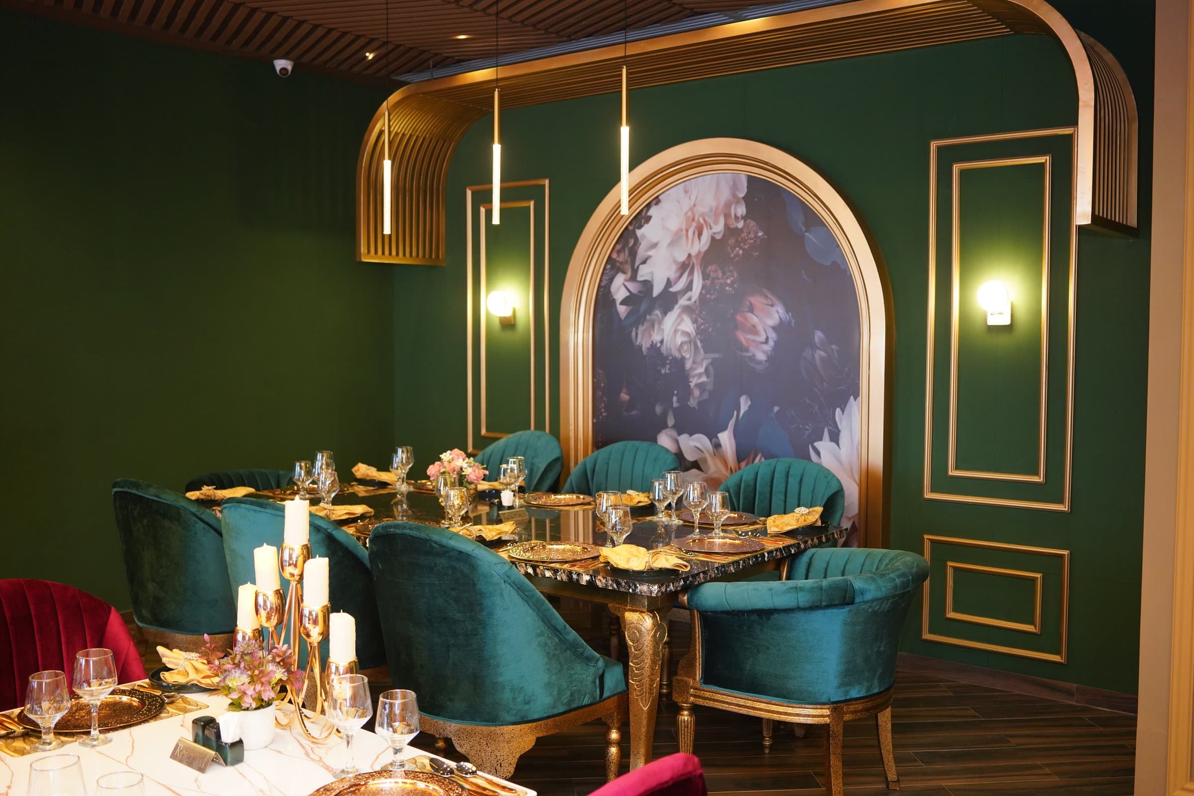Velvet Dining Hall, Emerald velvet seating, gold-trimmed Mughal arches and intimate candlelight set the tone of the main floor.